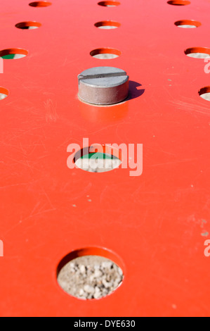 Dettaglio da un tavolo da picnic presso il Meccano Bridge, Nob fine, piccola leva, Bolton, Manchester, Inghilterra, Regno Unito Foto Stock