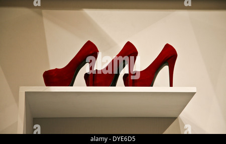 Moda Donna rosso di tacco alto stiletto scarpe su un ripiano, tacchi alti close up abstract Foto Stock