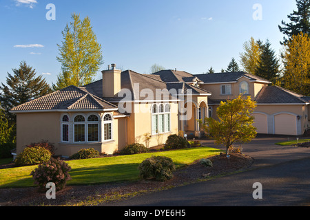 Palazzina residenziale in Clackamas Oregon appartata circondata da alberi. Foto Stock