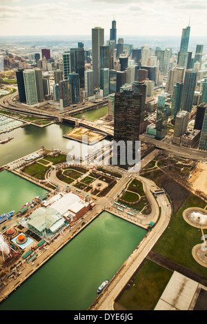 Vista aerea della città di Chicago e il Navy Pier, Illinois, Stati Uniti, presi da un elicottero Foto Stock