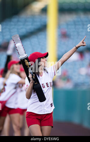 Anaheim, CA, Stati Uniti d'America. 15 apr 2014. Aprile 15, 2014 - Anaheim, CA, Stati Uniti d'America - Los Angeles Angels Girls entrano in campo per sparare fuori magliette gratis in mezzo alla folla durante il gioco MLB tra Oakland atletica e Los Angeles Angeli alla Angels Stadium di Anaheim, CA. Credito: csm/Alamy Live News Foto Stock