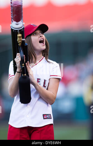 Anaheim, CA, Stati Uniti d'America. 15 apr 2014. Aprile 15, 2014 - Anaheim, CA, Stati Uniti d'America - Los Angeles Angels Girls entrano in campo per sparare fuori magliette gratis in mezzo alla folla durante il gioco MLB tra Oakland atletica e Los Angeles Angeli alla Angels Stadium di Anaheim, CA. Credito: csm/Alamy Live News Foto Stock