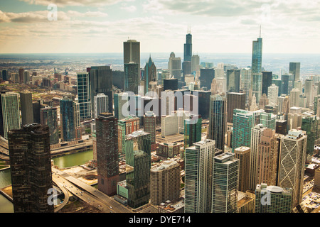 Vista aerea della città di Chicago, Illinois, Stati Uniti, presi da un elicottero Foto Stock