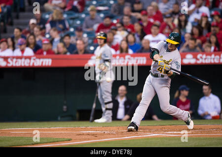 Anaheim, CA, Stati Uniti d'America. 15 apr 2014. Aprile 15, 2014 - Anaheim, CA, Stati Uniti d'America - Oakland Athletics shorstop Jed Lowrie (8) pipistrelli indossando jersey #42 in onore di Hank Aaron durante la partita MLB tra Oakland atletica e Los Angeles Angeli alla Angels Stadium di Anaheim, CA. Credito: csm/Alamy Live News Foto Stock