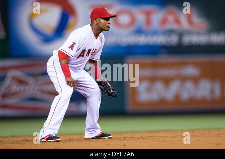 Anaheim, CA, Stati Uniti d'America. 15 apr 2014. Aprile 15, 2014 - Anaheim, CA, Stati Uniti d'America - Los Angeles Angeli shorstop Erick Aybar (2) in azione indossando jersey #42 in onore di Hank Aaron durante la partita MLB tra Oakland atletica e Los Angeles Angeli alla Angels Stadium di Anaheim, CA. Credito: csm/Alamy Live News Foto Stock