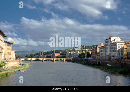 Fiume Arno a Firenze, Italia, con architettura storica Foto Stock