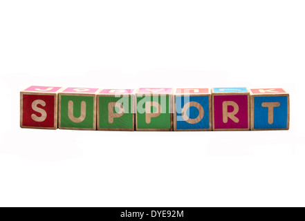 Blocchi di legno colorati che scrivono la parola "supporto" su uno sfondo bianco. Foto Stock
