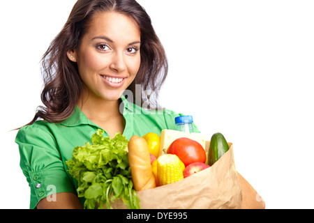 Ritratto di bella ragazza con un grande sacco carta piena di diversi tipi di frutta e verdura in isolamento Foto Stock