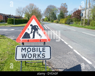 Mobile funziona linea segno dipinto in Sandbach CHESHIRE REGNO UNITO Foto Stock