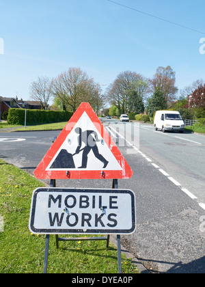 Mobile funziona linea segno dipinto in Sandbach CHESHIRE REGNO UNITO Foto Stock