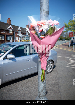 Strada memorial presso la scena di un incidente mortale a Sandbach CHESHIRE REGNO UNITO Foto Stock