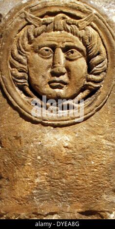 Da frammenti di un antico romano monumento funebre. Barcellona. Spagna 2013 Foto Stock