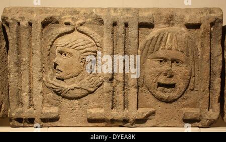 Da frammenti di un antico romano monumento funebre. Barcellona. Spagna 2013 Foto Stock