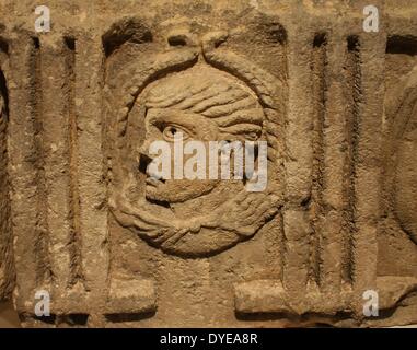 Da frammenti di un antico romano monumento funebre. Barcellona. Spagna 2013 Foto Stock