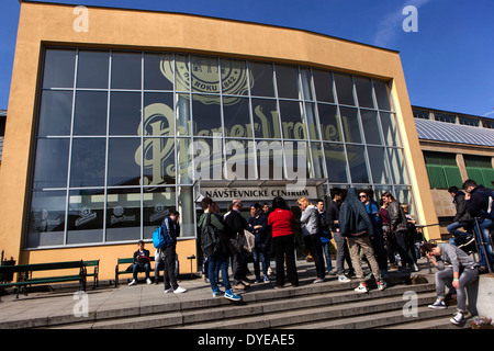 I visitatori del Pilsner Urquell Center e del Pilsen Brewery Centre visitano Plzen, Repubblica Ceca Foto Stock