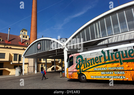 Pilsner Urquell Brewery Visitors bus nel cortile Pilsen Plzen Repubblica Ceca Foto Stock