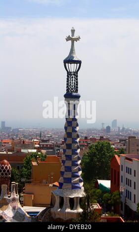 Scene dal Parco Güell. Un giardino complesso con moderne strutture architettoniche all'interno situato sulla collina di El Carmelo Barcellona. Il parco è stato progettato da Antoni Gaudi. Completata nel 1914. Barcellona. Spagna 2013 Foto Stock