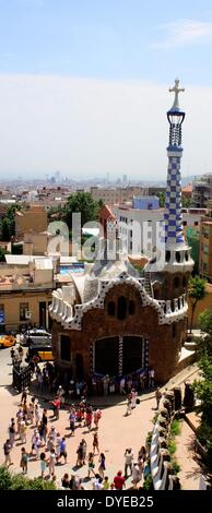 Scene dal Parco Güell. Un giardino complesso con moderne strutture architettoniche all'interno situato sulla collina di El Carmelo Barcellona. Il parco è stato progettato da Antoni Gaudi. Completata nel 1914. Barcellona. Spagna 2013 Foto Stock