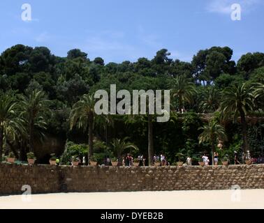 Scene dal Parco Güell. Un giardino complesso con moderne strutture architettoniche all'interno situato sulla collina di El Carmelo Barcellona. Il parco è stato progettato da Antoni Gaudi. Completata nel 1914. Barcellona. Spagna 2013 Foto Stock