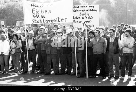 In seguito alla chiamata del loro sindacato IG Metall, lavoratori di Krupp-Stahl AG è andato su un avviso sciopero nel 1986 per dare peso alla loro domanda di salari più elevati. Foto Stock