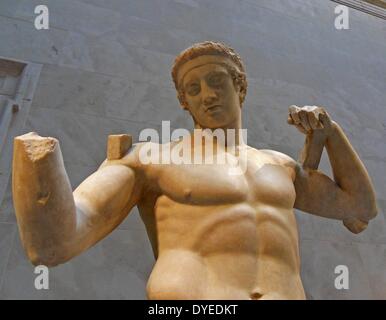 Statua in marmo della Diadoumenos (Gioventù legatura di un filetto intorno alla sua testa) 10 A.C. Foto Stock