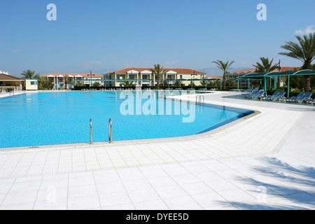 La piscina e la costruzione di moderni hotel di alta classe nel lato, Turchia. Foto Stock