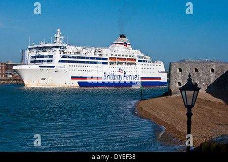 Normandie Brittany Ferries di lasciare il porto di Portsmouth ingresso passante della torre rotonda Foto Stock