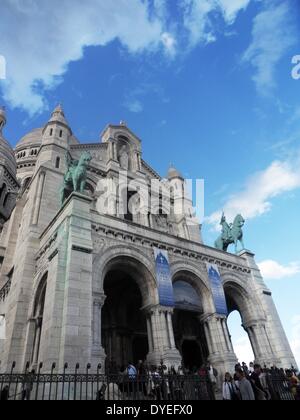 Vista sulla Basilica del Sacro Cuore di Parigi 2013 A.D. Foto Stock
