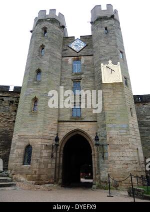 Vista del Castello di Warwick 2013. Il castello medievale è stata sviluppata a partire da un originale costruita da Guglielmo il Conquistatore nel 1068 Foto Stock