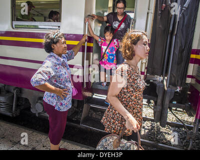 Bangkok, Tailandia. Xvi Apr, 2014. Passeggeri scendere un treno notturno che è arrivato indietro a Bangkok dal upcountry. Thai autostrade, treni e autobus sono stati imballati mercoledì come Thais iniziato a ritornare a casa dopo la lunga pausa Songkran. Songkran è normalmente di tre giorni lungo ma questo anno molti thailandesi avevano almeno un giorno supplementare off perché la vacanza è iniziato domenica, così molti thailandesi ha iniziato il viaggio il venerdì della scorsa settimana. Credit: Jack Kurtz/ZUMAPRESS.com/Alamy Live News Foto Stock