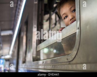 Bangkok, Tailandia. Xvi Apr, 2014. Un ragazzo attende il suo treno per tirare fuori di Hua Lamphong stazione ferroviaria, la principale stazione ferroviaria di Bangkok. Thai autostrade, treni e autobus sono stati imballati mercoledì come Thais iniziato a ritornare a casa dopo la lunga pausa Songkran. Songkran è normalmente di tre giorni lungo ma questo anno molti thailandesi avevano almeno un giorno supplementare off perché la vacanza è iniziato domenica, così molti thailandesi ha iniziato il viaggio il venerdì della scorsa settimana. Credit: Jack Kurtz/ZUMAPRESS.com/Alamy Live News Foto Stock