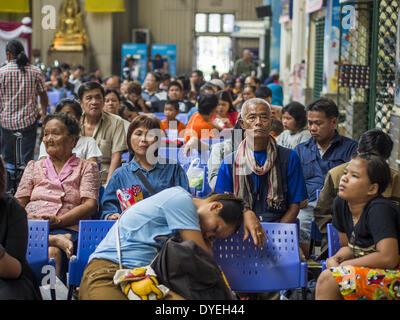 Bangkok, Tailandia. Xvi Apr, 2014. Passeggeri attendere per prendere i treni in Hua Lamphong stazione ferroviaria, la principale stazione ferroviaria di Bangkok. Thai autostrade, treni e autobus sono stati imballati mercoledì come Thais iniziato a ritornare a casa dopo la lunga pausa Songkran. Songkran è normalmente di tre giorni lungo ma questo anno molti thailandesi avevano almeno un giorno supplementare off perché la vacanza è iniziato domenica, così molti thailandesi ha iniziato il viaggio il venerdì della scorsa settimana. Credit: Jack Kurtz/ZUMAPRESS.com/Alamy Live News Foto Stock