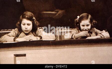 Il 3 marzo, la Principessa Elisabetta (più tardi la Regina Elisabetta II di Gran Bretagna), e la principessa Margaret frequentato il Pony nazionale mostra al Royal Agricultural Hall. Essi sono visibili in questa foto guardando i bambini competizioni, la principessa Margaret ovviamente molto entusiasta. Foto Stock