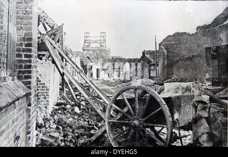 La prima guerra mondiale - Le rovine di loos dopo la battaglia di Loos che è stata la più grande offensiva britannica montato sul fronte occidentale nel 1915 Foto Stock