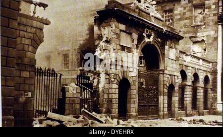 Distruzione a quattro corti, durante la Pasqua in aumento anche noto come la Pasqua di ribellione, è stata una insurrezione armata in scena in Irlanda durante la settimana di Pasqua 1916. La salita è stato montato dai repubblicani irlandesi con la finalità di porre fine alla dominazione britannica in Irlanda e che istituisce un organismo indipendente Repubblica Irlandese .presto la mattina di lunedì, 24 aprile 1916, circa 1.200 volontari e cittadini membri dell'esercito ha assunto strongpoints nel centro della città di Dublino. Foto Stock