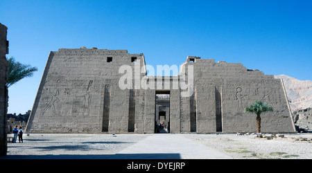 Tempio di Ramses III (1198-1167 A.C. - XX° Dyn.) a Medinet Habu: il primo pilone. Foto Stock