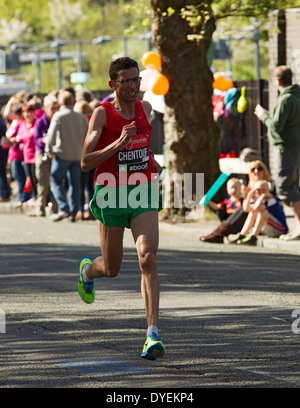 El Amin Chentouf ha vinto la sua classe T11/T13 alla London Marathon 2014, Inghilterra, Regno Unito. Foto Stock