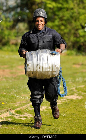 Fareham, Regno Unito. 15 apr 2014. Inghilterra per donna WRWC 2014 squad prendere parte in leadership e team building in corso presso la Royal Navy Leadership Academy, HMS Collingwood Fareham Credito: Azione Sport Plus/Alamy Live News Foto Stock