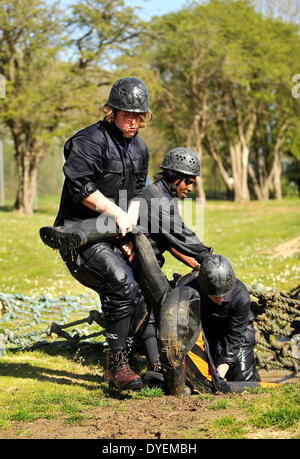 Fareham, Regno Unito. 15 apr 2014. Inghilterra per donna WRWC 2014 squad prendere parte in leadership e team building in corso presso la Royal Navy Leadership Academy, HMS Collingwood Fareham Credito: Azione Sport Plus/Alamy Live News Foto Stock