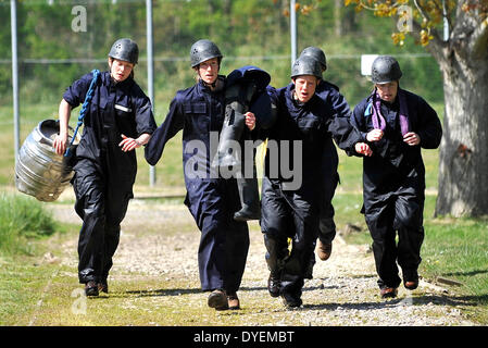 Fareham, Regno Unito. 15 apr 2014. Inghilterra per donna WRWC 2014 squad prendere parte in leadership e team building in corso presso la Royal Navy Leadership Academy, HMS Collingwood Fareham Credito: Azione Sport Plus/Alamy Live News Foto Stock