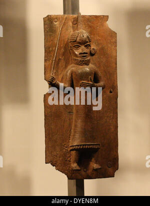 Targa in ottone da Benin, Nigeria, Africa Occidentale. Il British Museum di Londra. Popoli Edo, XVI secolo D.C. dal Benin, Nigeria. Ci sono più di nove cento le placche di questo tipo in vari musei in Inghilterra, in Europa e in America. Molte delle placche ora al British Museum sono state raccolte durante il British spedizione punitiva nel 1897. Si ritiene siano state realizzate a coppie corrispondenti e fissata al pilastro della soluzione OBA's Palace di Benin City. Foto Stock