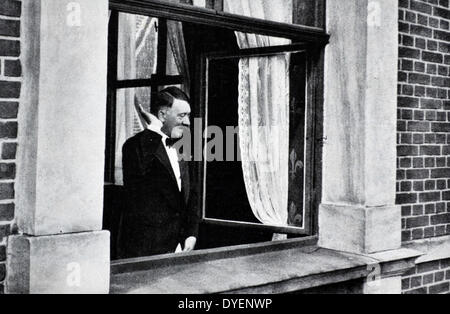 Adolf Hitler 1889-1945. Uomo politico tedesco in corrispondenza di una finestra riceve l'adulazione di una folla di Bayreuth Foto Stock