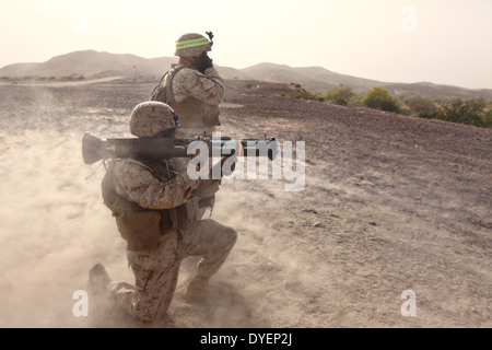 Un US Marine Corps rifleman incendi a M136E1 Anti-Tank 4 rocket durante l esercizio di Talon Marzo 26, 2014 a Yuma, Arizona. Foto Stock