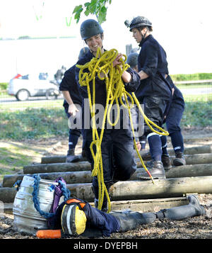 Fareham, Regno Unito. 15 apr 2014. Inghilterra per donna WRWC 2014 squad prendere parte in leadership e team building in corso presso la Royal Navy Leadership Academy, HMS Collingwood Fareham Credito: Azione Sport Plus/Alamy Live News Foto Stock