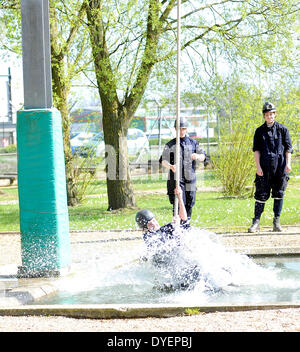 Fareham, Regno Unito. 15 apr 2014. Inghilterra per donna WRWC 2014 squad prendere parte in leadership e team building in corso presso la Royal Navy Leadership Academy, HMS Collingwood Fareham Credito: Azione Sport Plus/Alamy Live News Foto Stock