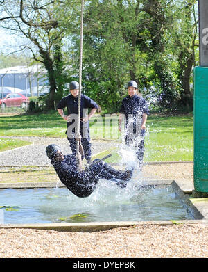 Fareham, Regno Unito. 15 apr 2014. Inghilterra per donna WRWC 2014 squad prendere parte in leadership e team building in corso presso la Royal Navy Leadership Academy, HMS Collingwood Fareham Credito: Azione Sport Plus/Alamy Live News Foto Stock