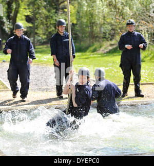 Fareham, Regno Unito. 15 apr 2014. Inghilterra per donna WRWC 2014 squad prendere parte in leadership e team building in corso presso la Royal Navy Leadership Academy, HMS Collingwood Fareham Credito: Azione Sport Plus/Alamy Live News Foto Stock