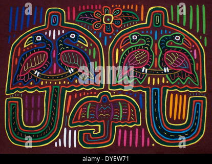 Mola da tessili Kuna artista indiano, raffigurante un oggetto utilizzato da questa cultura. Dal San Blas arcipelago, Panama. Reverse applique design indossato sulla camicia femminile. Foto Stock