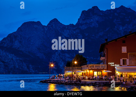 Lakeside Cafe, Torbole sul lago di Garda, Italia Foto Stock