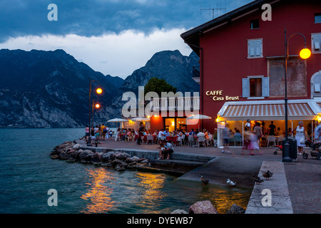 Lakeside Cafe, Torbole sul lago di Garda, Italia Foto Stock